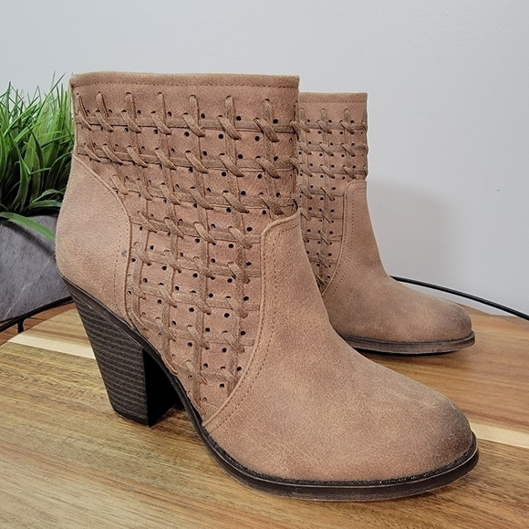 Fergalicious Worthy Ankle Boots Size 7.5 Booties Heels Woven Faux Leather - Picture 4 of 15